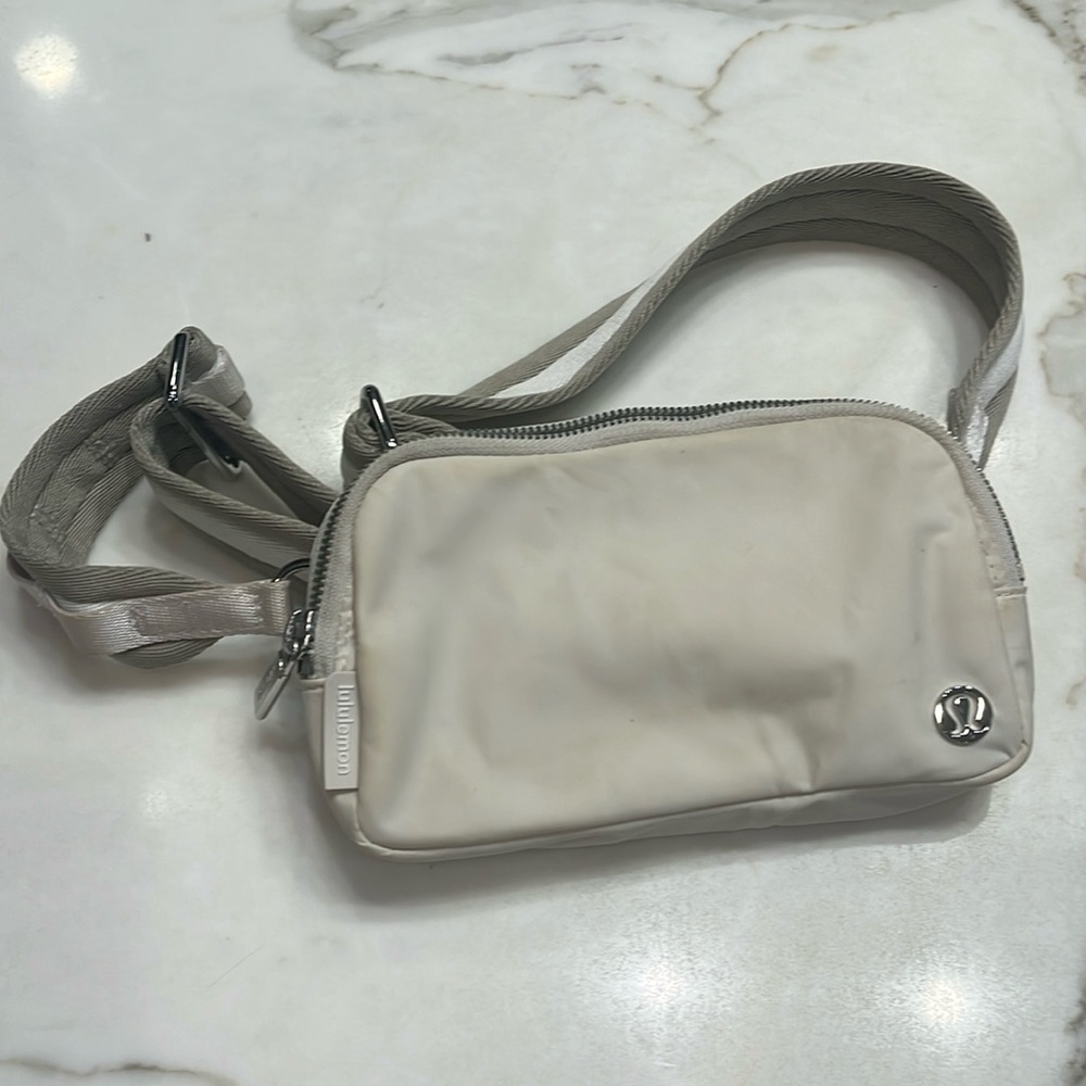 lululemon Everywhere Crossbody Bag in White Opal/Raw Linen/White